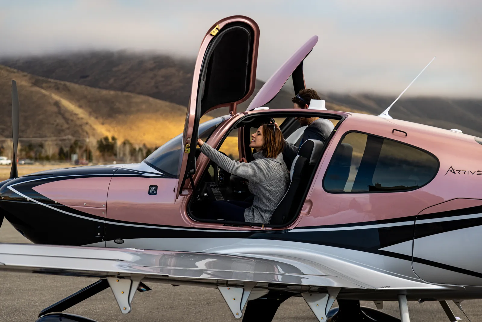 Passengers at a Cirrus aircraft on a European apron